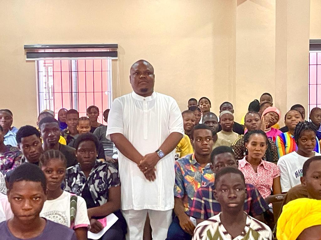 OmoBarca meets beneficiaries of his 150 free GCE forms, announces scholarship